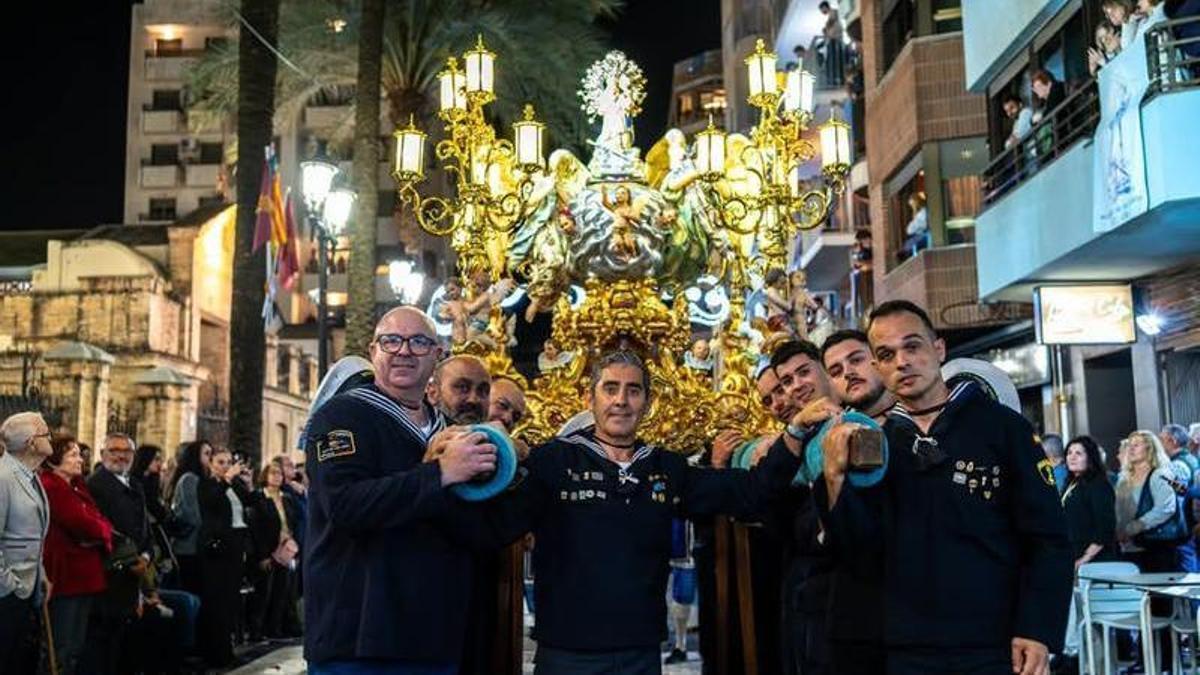 Los marineros que portaban la imagen de la patrona, en el camino hacia la iglesia de los Santos Juanes.
