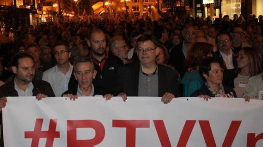 Puig, junto a Antonio Torres, ayer, durante la manifestación en Valencia.