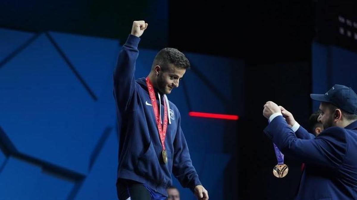 Acorán Hernández recibe una de las medallas conquistadas en el Europeo de 2023 en Armenia.