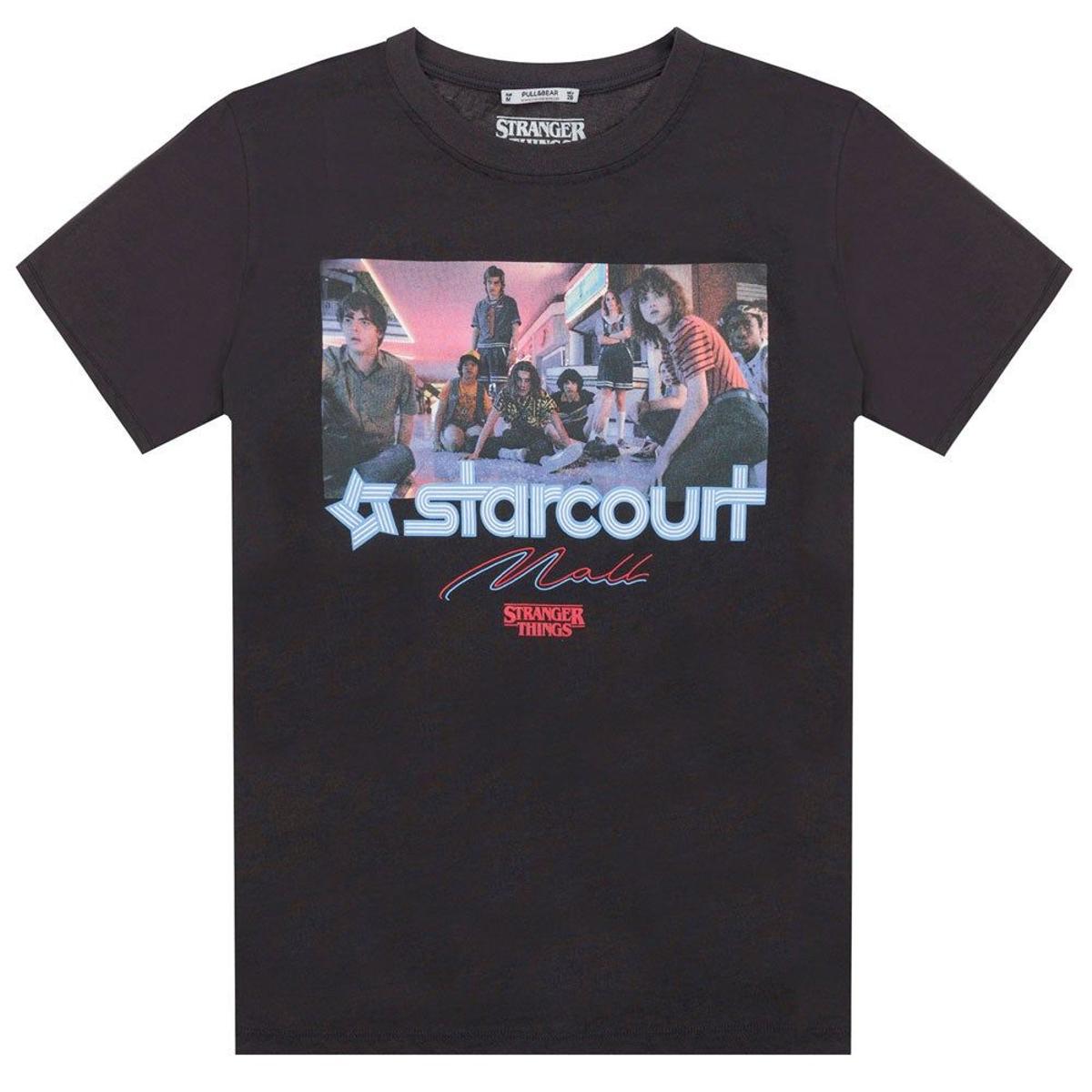 Camiseta 'Starcourt Mall' de Pull &amp; Bear x Stranger Things (Precio: 15,99 euros)