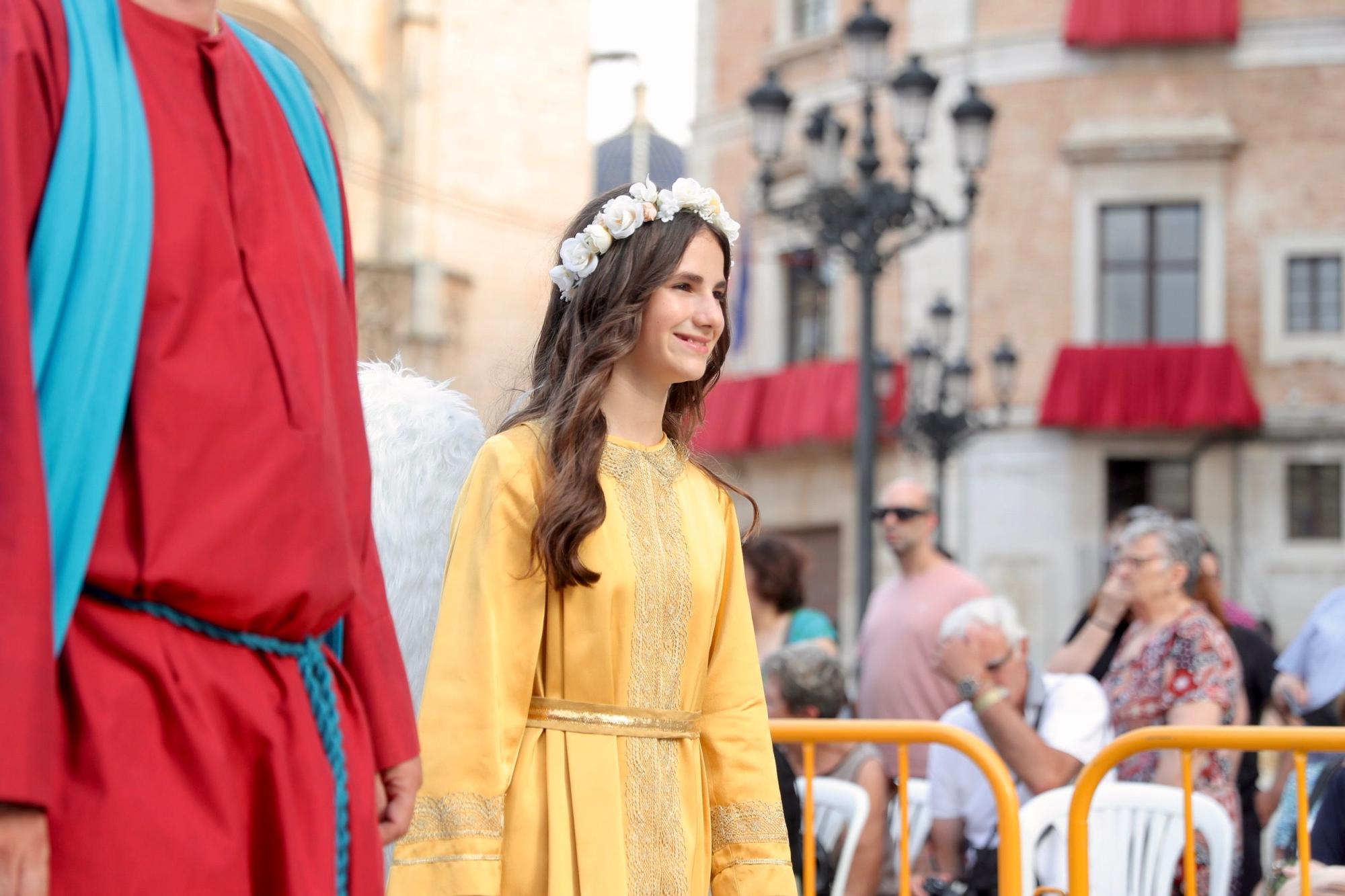 Carmen, Nerea, la reina de Saba y el Ángel del Desierto, en la procesión del Corpus