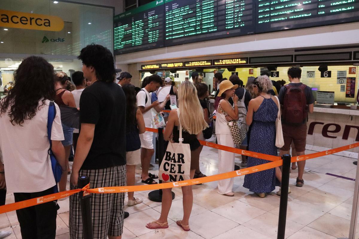 Cues a l'estació de Sants per comprar bitllets i reclamar els viatges que no s'han pogut realitzar
