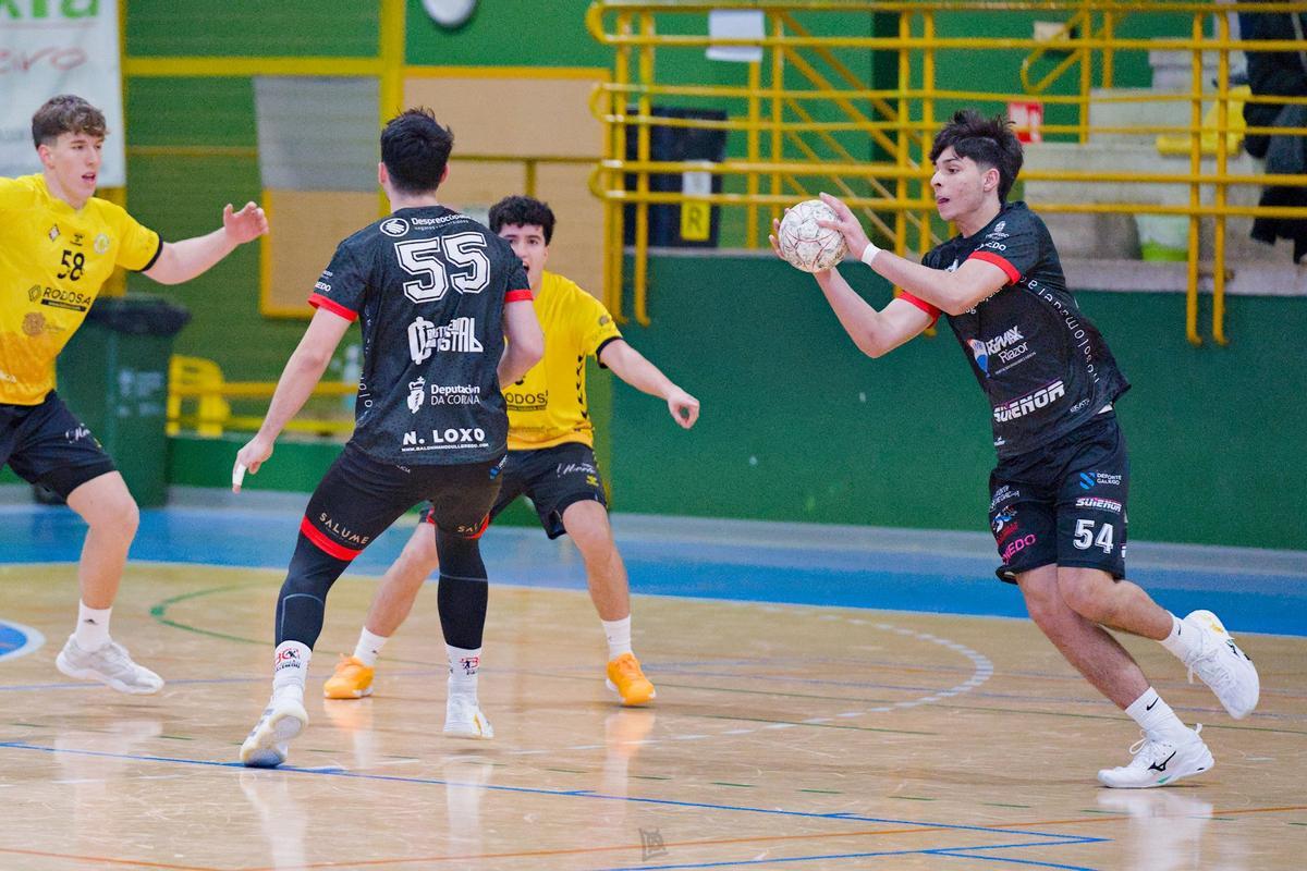 Nico Casal controla una pelota en un partido del Balonmano Culleredo.
