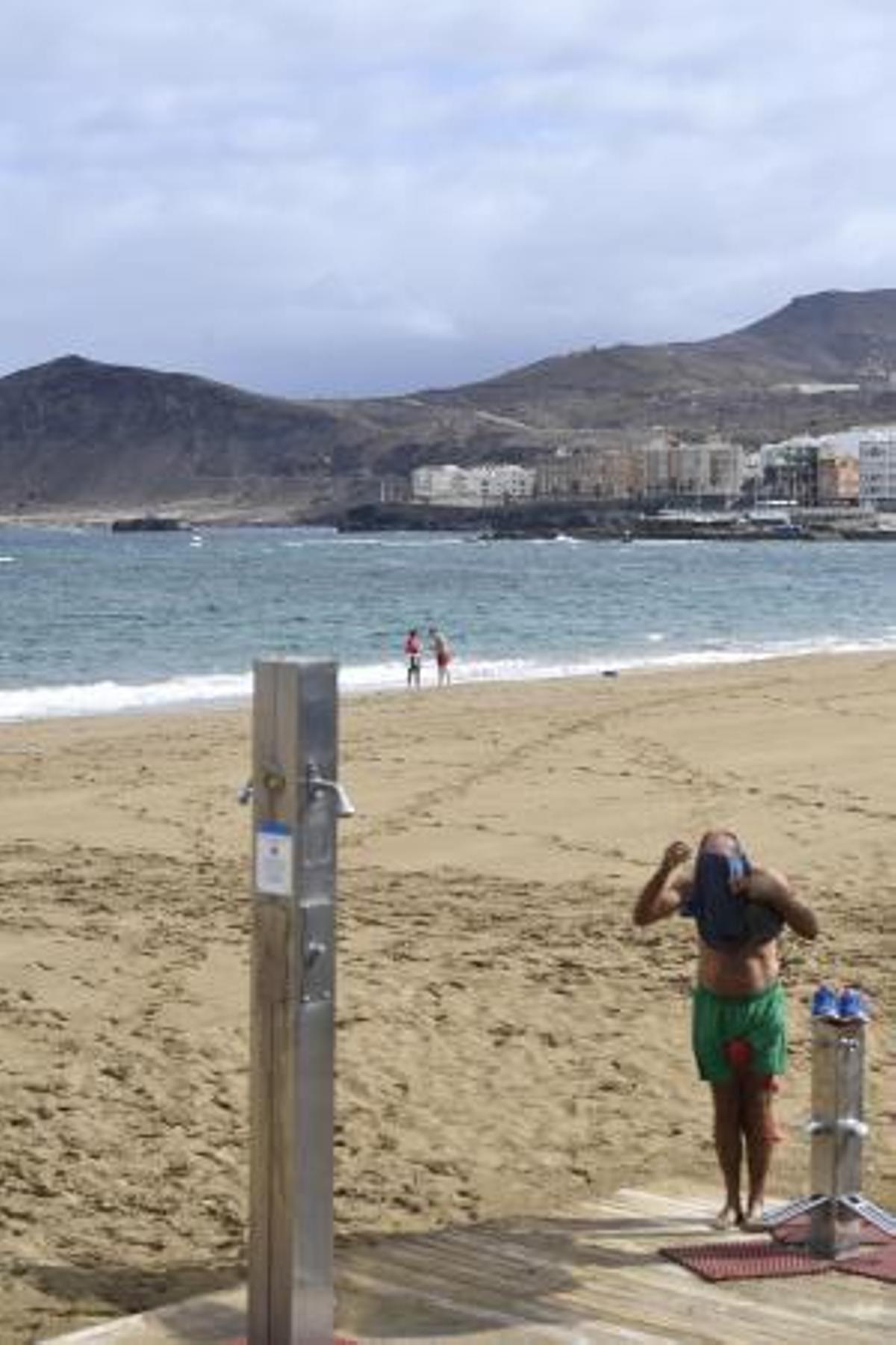 12-06-19 LAS PALMAS DE GRAN CANARIA. PLAYA DE LAS CANTERAS. LAS PALMAS DE GRAN CANARIA. METEOROLOGIA. Playa de Las Canteras. Fotos: Juan Castro. | 12/06/2019 | Fotógrafo: Juan Carlos Castro 12-06-19 LAS PALMAS DE GRAN CANARIA. PLAYA DE LAS CANTERAS. LAS PALMAS DE GRAN CANARIA. METEOROLOGIA. Playa de Las Canteras. Fotos: Juan Castro. | 12/06/2019 | Fotógrafo: Juan Carlos Castro