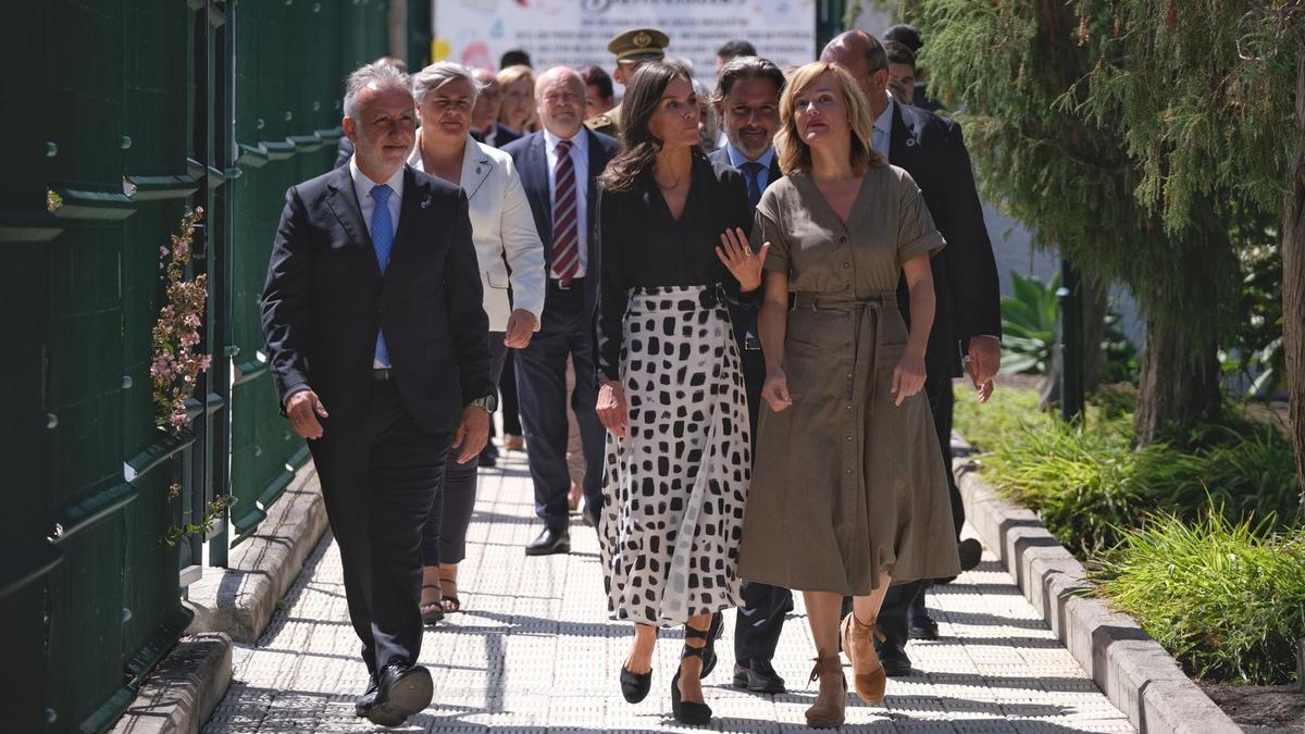 Doña Letizia junto a la ministra de Educación y el presidente canario.