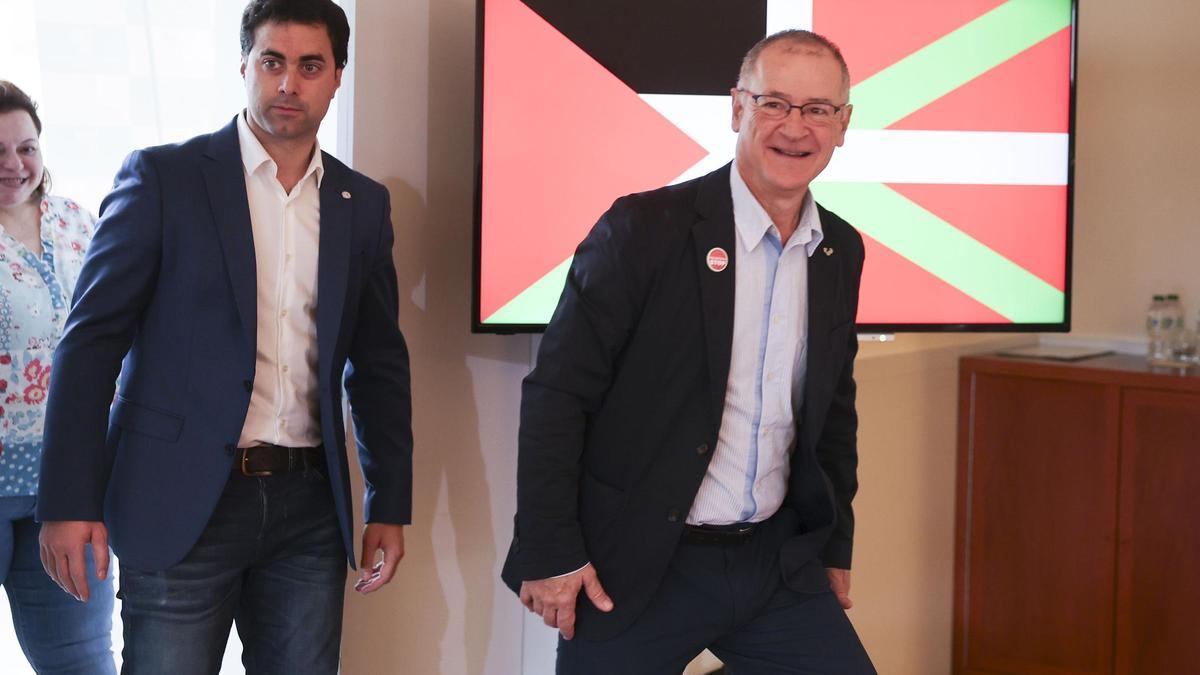 El rector de EHU, Joxerramon Bengoetxea, (d) junto al presidente del federación vasca de fútbol Iker Goñi, (i) han presentado las iniciativas que la universidad ha puesto en marcha de cara al partido que se jugará entre la Euskal Selekzioa y Palestina, donde participó Ghadeer Omar, decana de la Facultad de Ciencias de An-Najah National University (Nablus)
