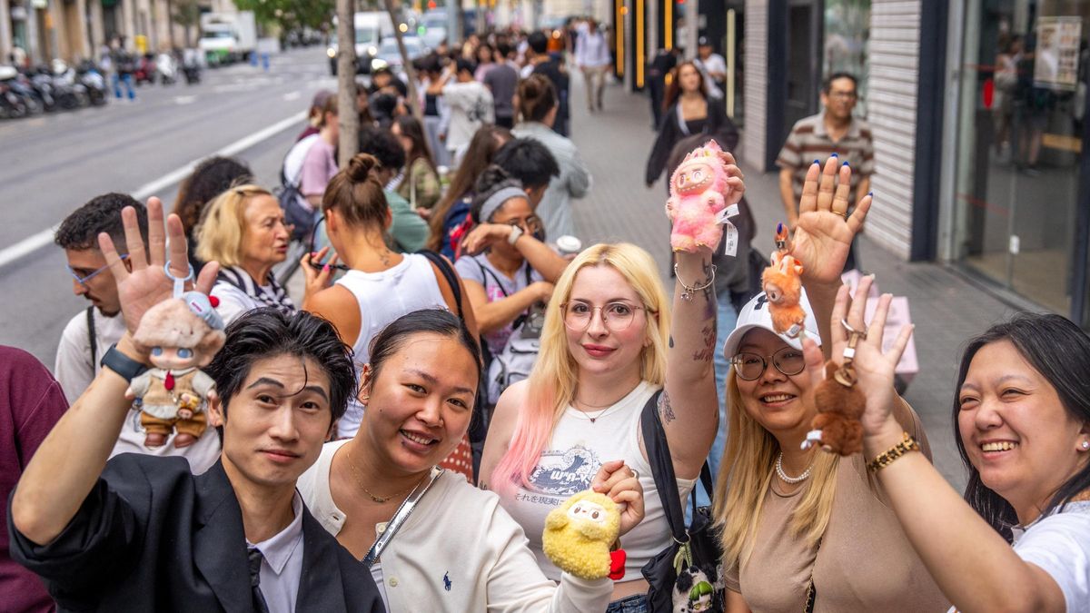 La nueva tienda de Labubu en la calle Pelai de Barcelona desata pasiones: colas y pugna por los modelos más codiciados