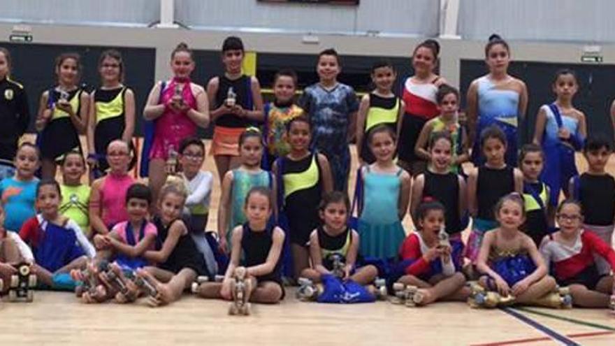 Participants de la primera edició del trofeu de patinatge artístic del Club Patí Navarcles