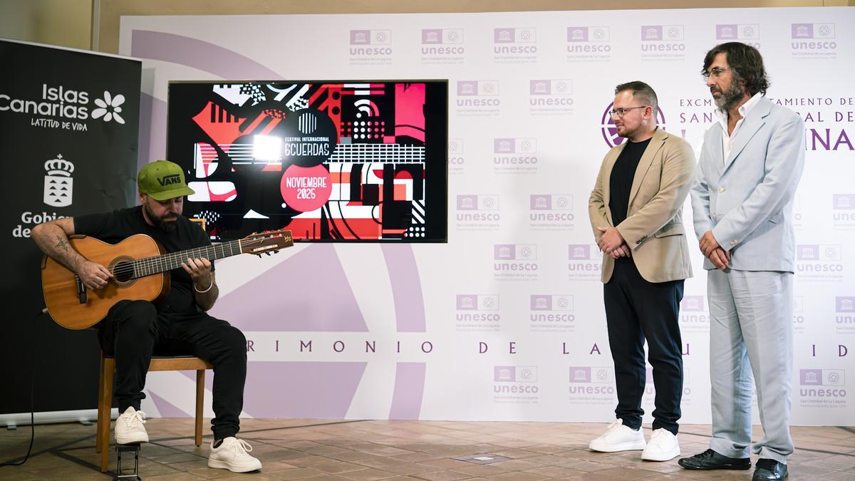 Jonay Mesa actúa durante la presentación del Festival 6Cuerdas.