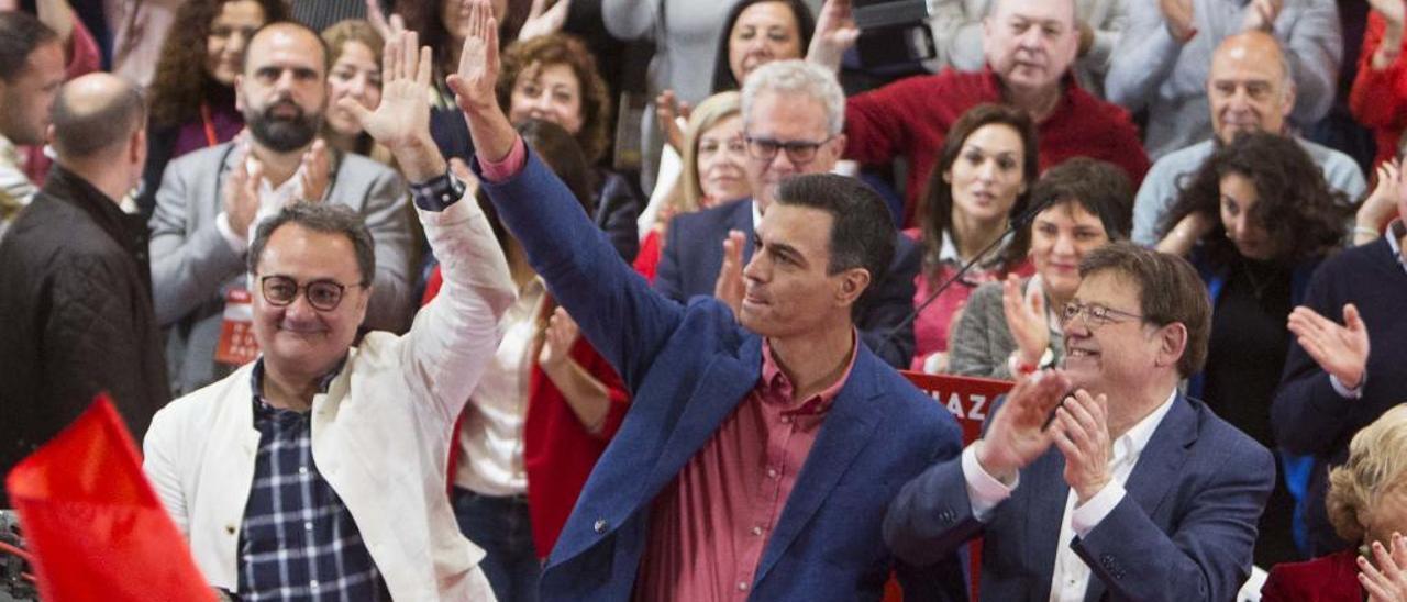 Francesc Sanguino, Pedro Sánchez y Ximo Puig, en el mitin de campaña en Alicante para el 28-A.