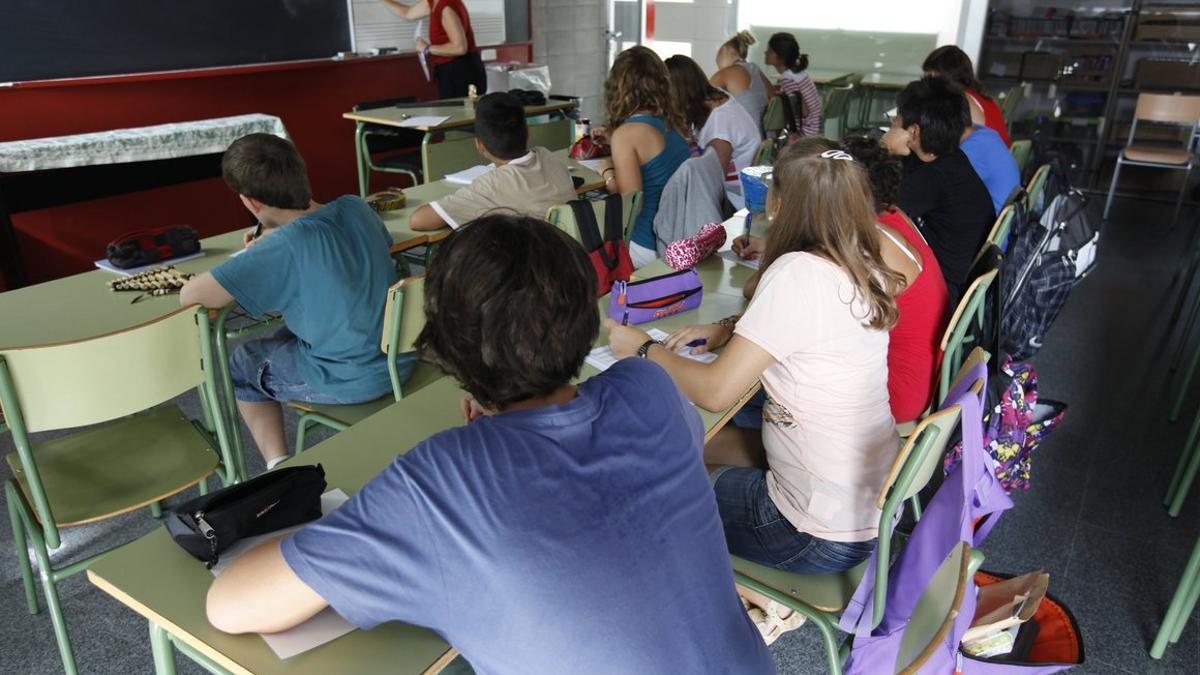 Alumnos asisten a clase en un instituto.