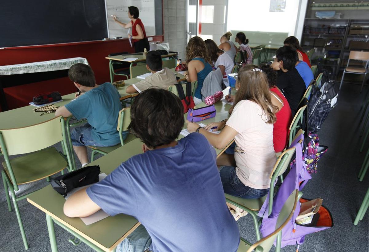 Alumnos asisten a clase en un instituto.