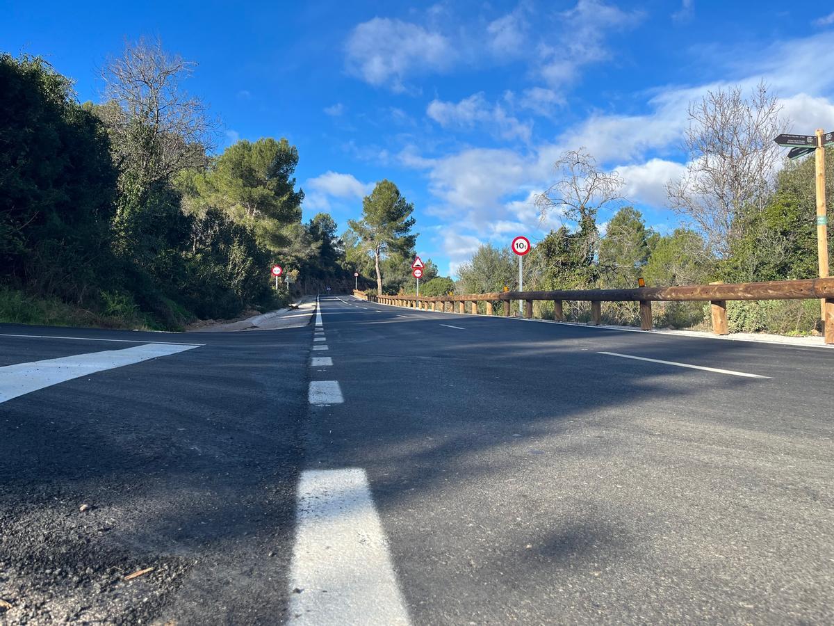 Otra foto de la carretera de Miravet, que ha reabierto al tráfico con este renovado aspecto.