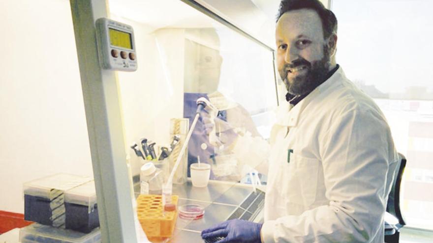 Eduardo Oliver, en el laboratorio de medicina experimental del Imperial College en el que trabaja.