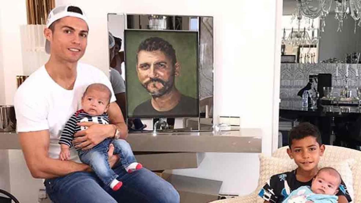 Cristiano Ronaldo, junto a sus hijos y el retrato de su padre
