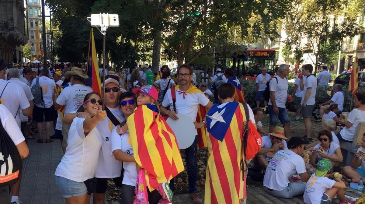 Ambiente festivo en el paseo de Sant Joan de Barcelona, dos horas antes de la manifestación de la Diada.