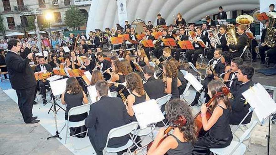 Los grupos tradicionales y las bandas llevan a las plazas el baile y las músicas populares