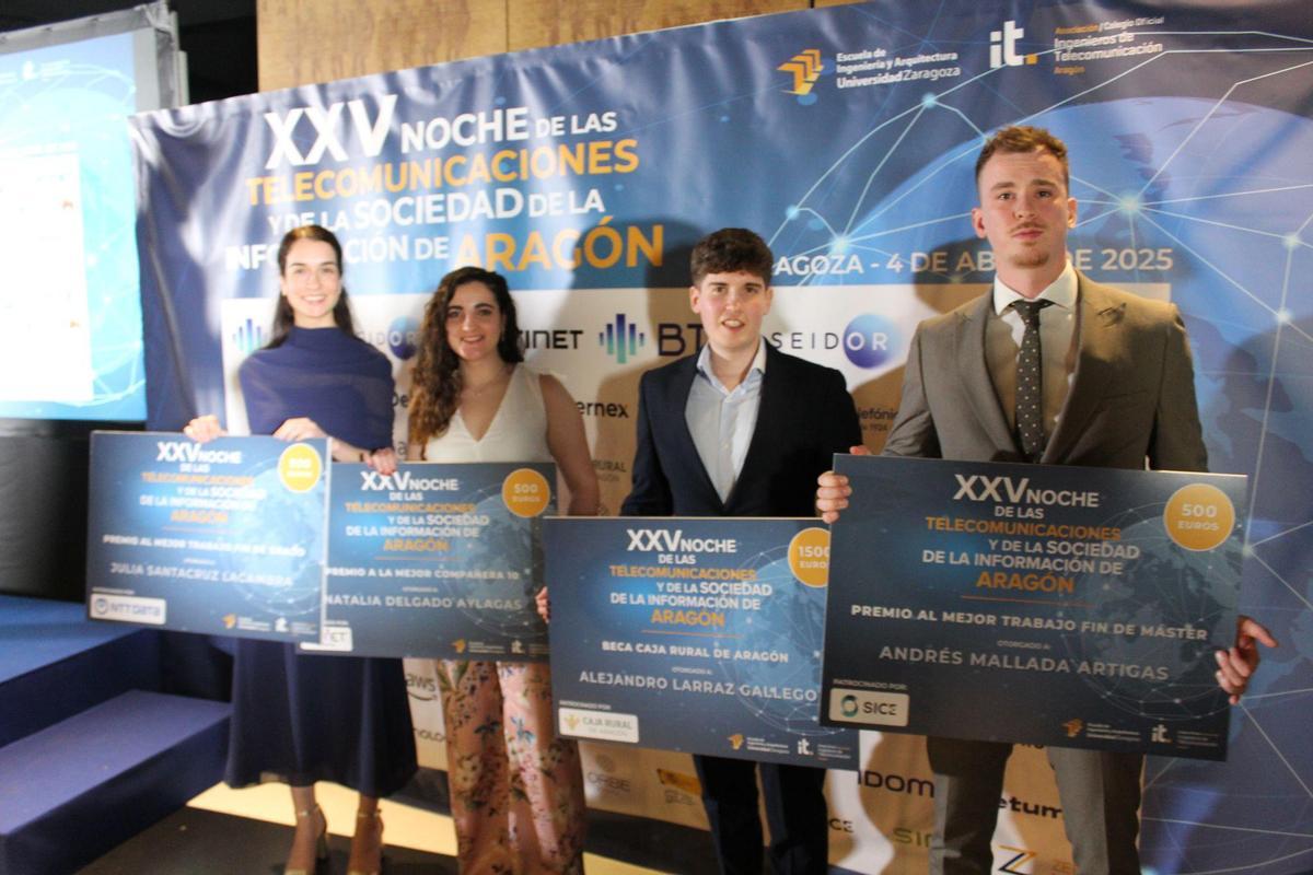 Los estudiantes de ingeniería de telecomunicación que recibieron los Premios Junior, que valoran la excelencia académica.