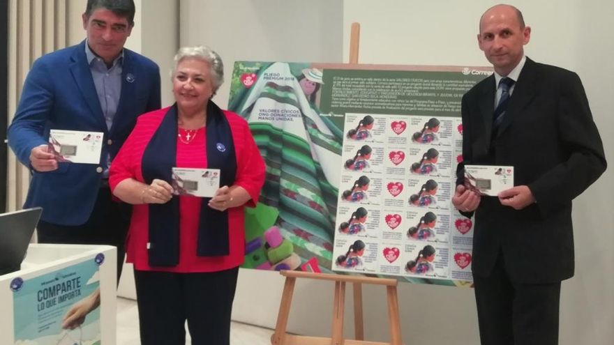 Correos y Manos Unidas presentan el primer sello solidario en Málaga