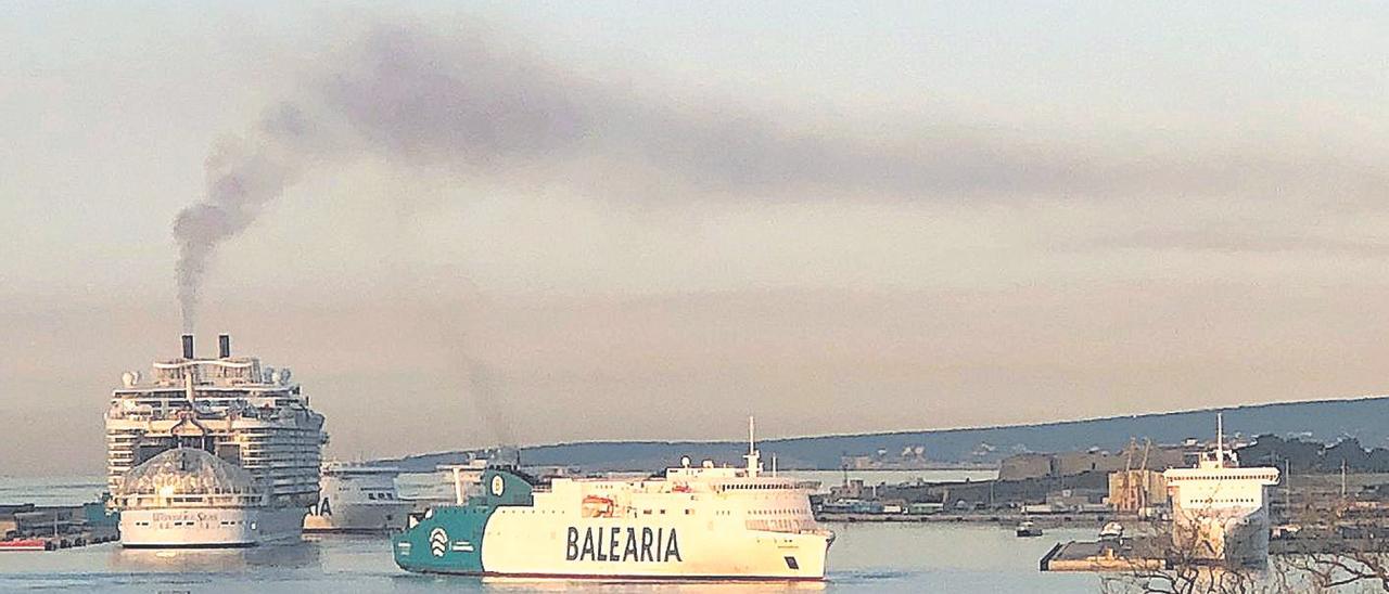 El ‘Wonder of the Seas’, crucero más grande del mundo, deja una nube tóxica en el puerto de Palma.