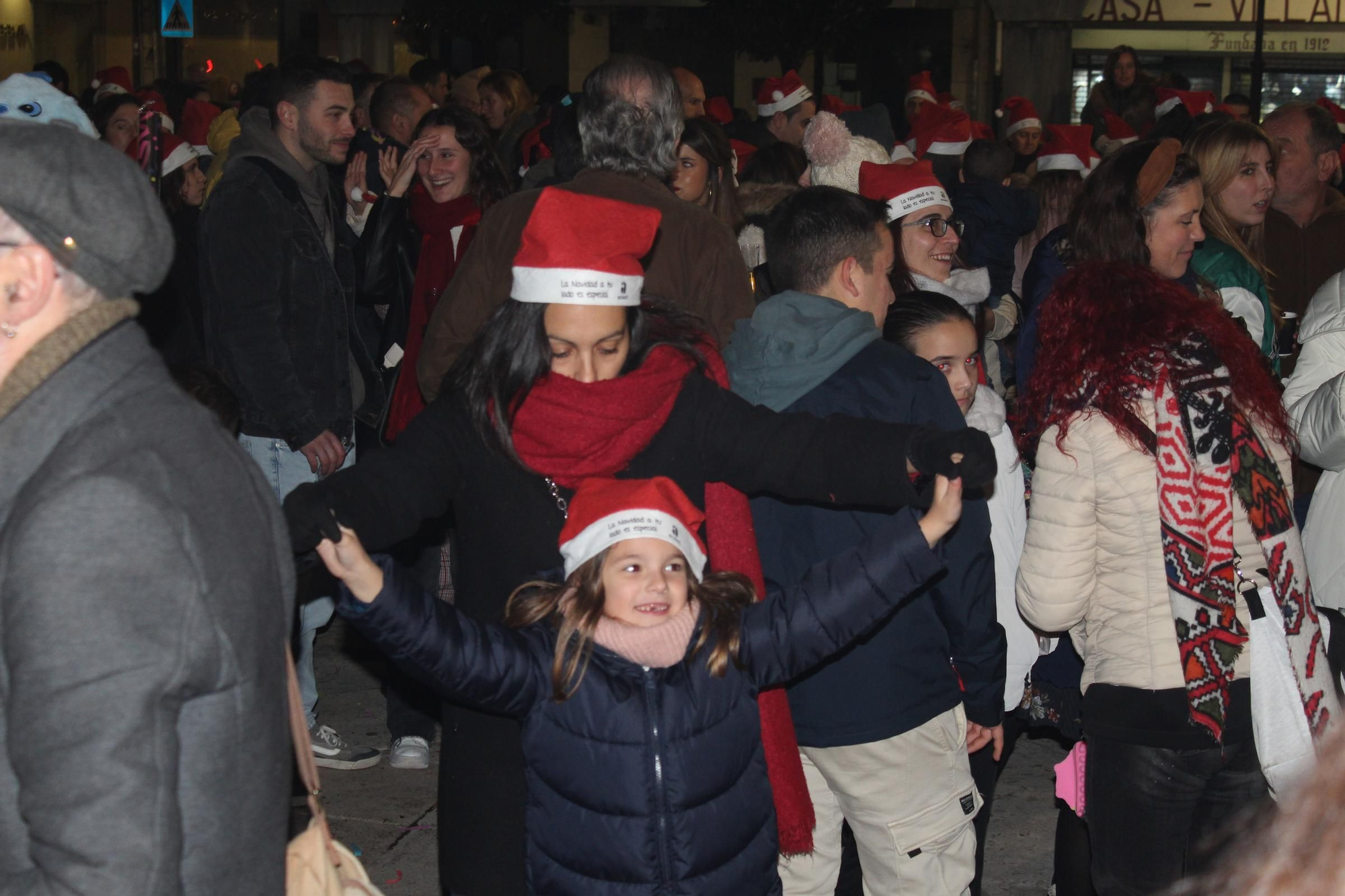 Villaviciosa 'descorcha' la Navidad con un brindis multitudinario