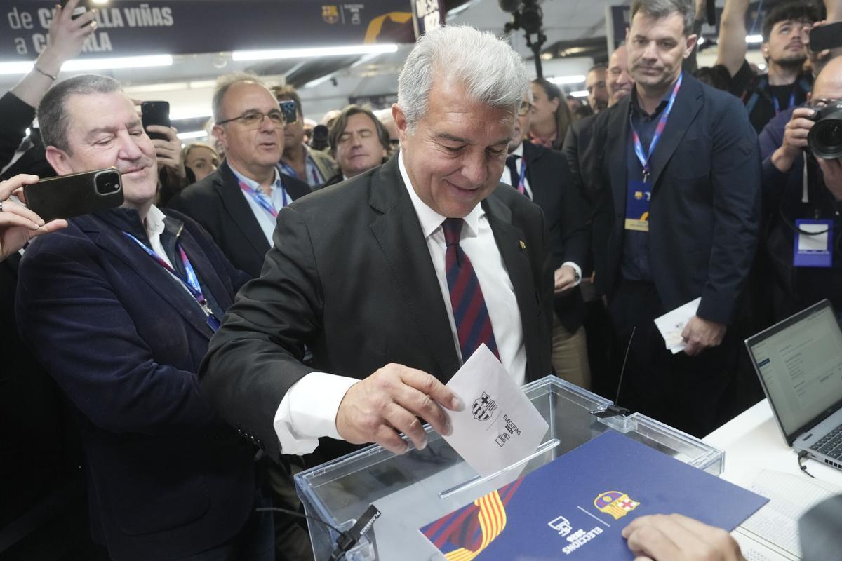 El candidato a presidir el FC Barcelona Joan Laporta (i) durante las elecciones del club.