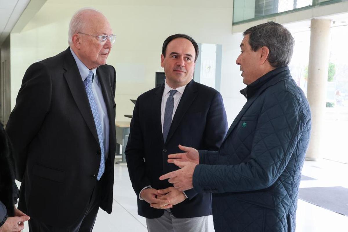 Pérez Llorca con el conseller de Sanidad y un representante de la Asociación contra el Cáncer