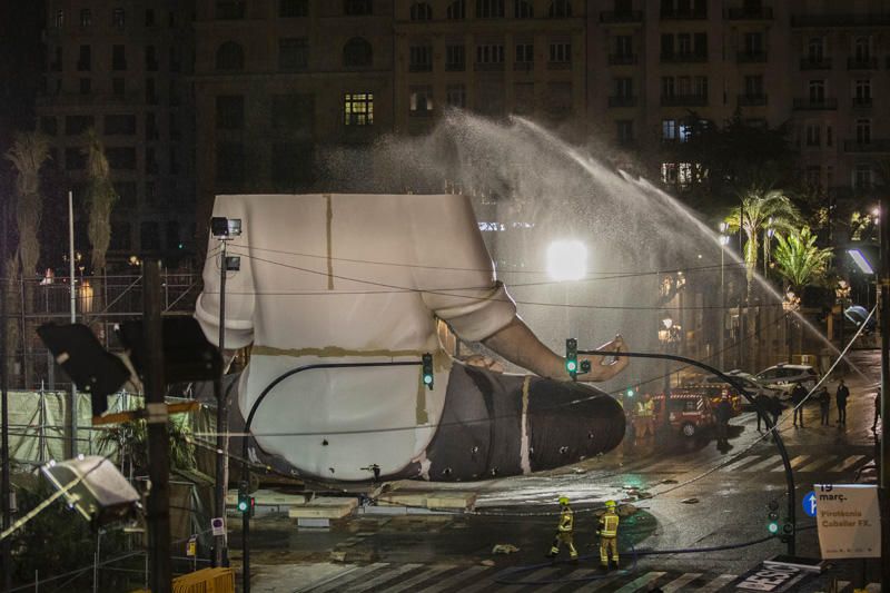 Así ha sido la cremà de la falla municipal