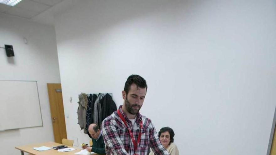 Daniel Carreño, de la UGT, ayer, durante las votaciones en las elecciones de la Junta de Personal del Ayuntamiento de Avilés.