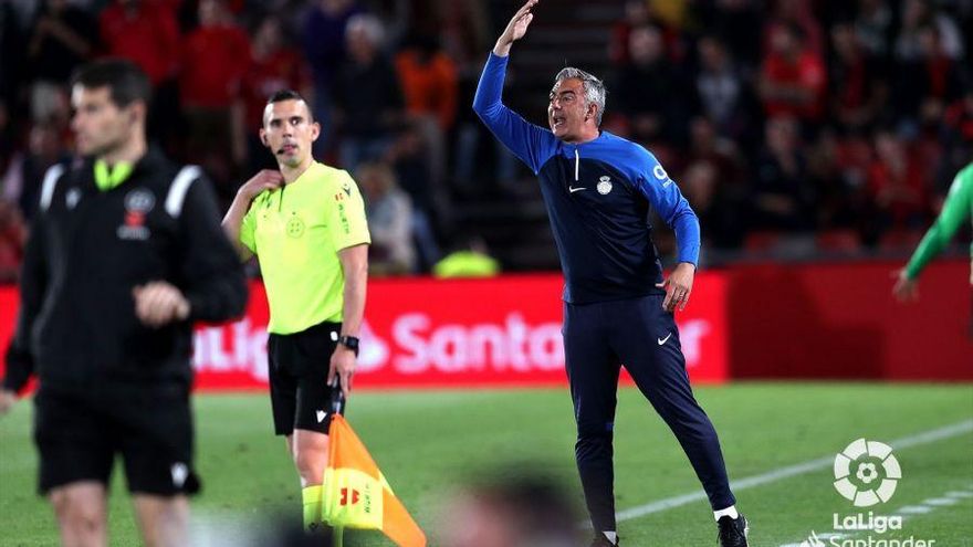 Toni Amor, segundo de Javier Aguirre, da instrucciones a sus jugadores.