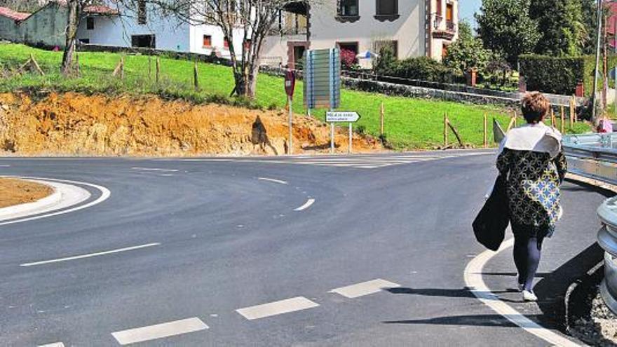 Una rotonda peligrosa para el viandante. La rotonda que comunica Pola de Siero con la carretera de Ferrera es el punto más peligroso, ya que los peatones apenas tienen espacio, como se aprecia en la imagen.