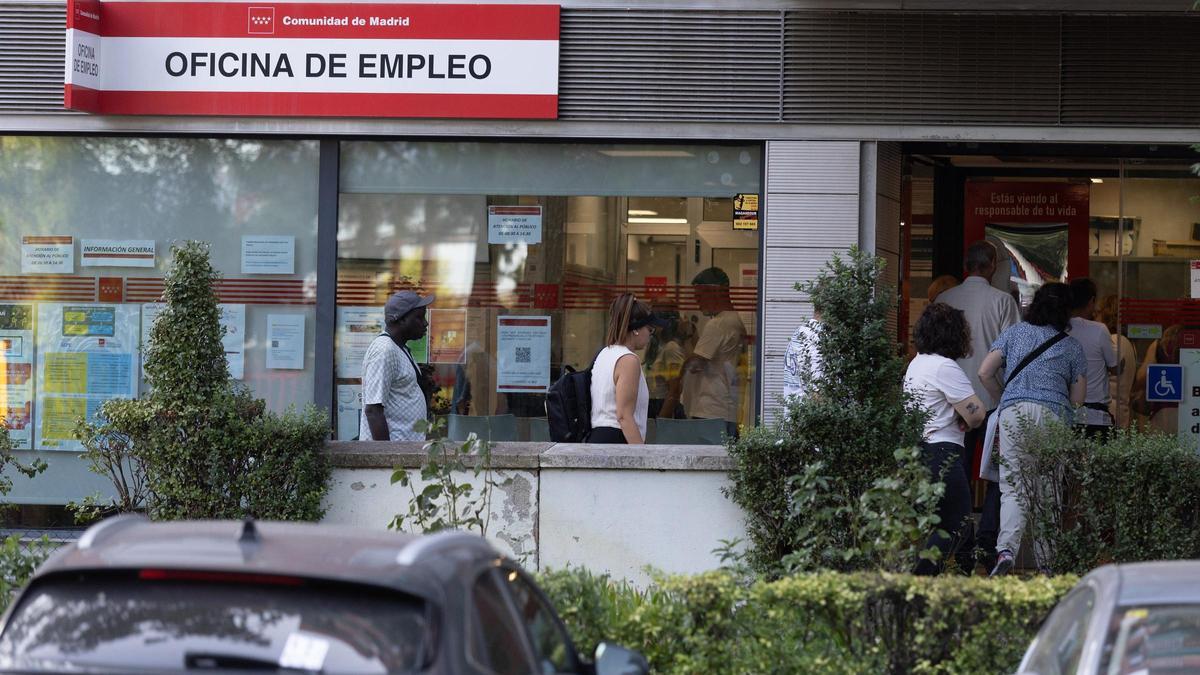 Varias personas hacen cola en una oficina del SEPE