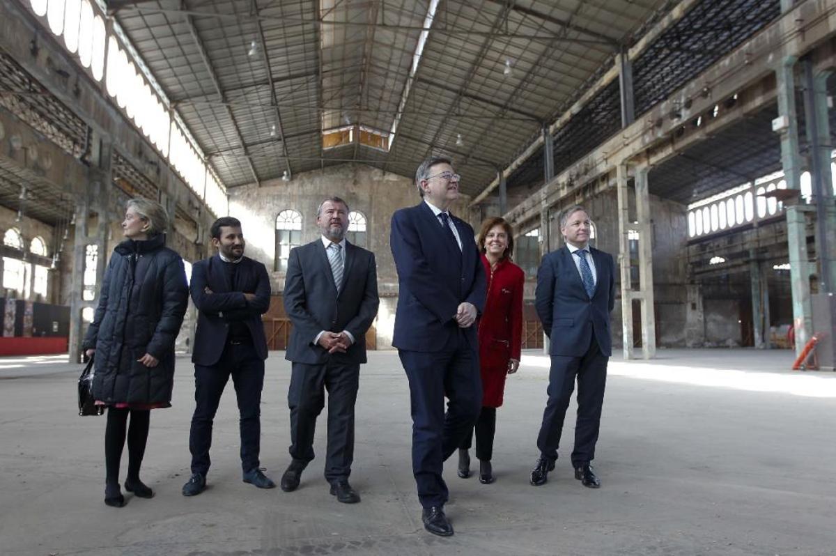 El presidente Ximo Puig y el conseller Vicent Marzà durante una visita a La Nau en 2018.