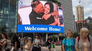 A screen displays a picture of Noa Argamani who was kidnapped during the deadly October 7 attack and, according to the military, rescued by the Israeli forces, amid the ongoing conflict in Gaza between Israel and Hamas, in Tel Aviv, Israel June 10, 2024. REUTERS/Marko Djurica TPX IMAGES OF THE DAY