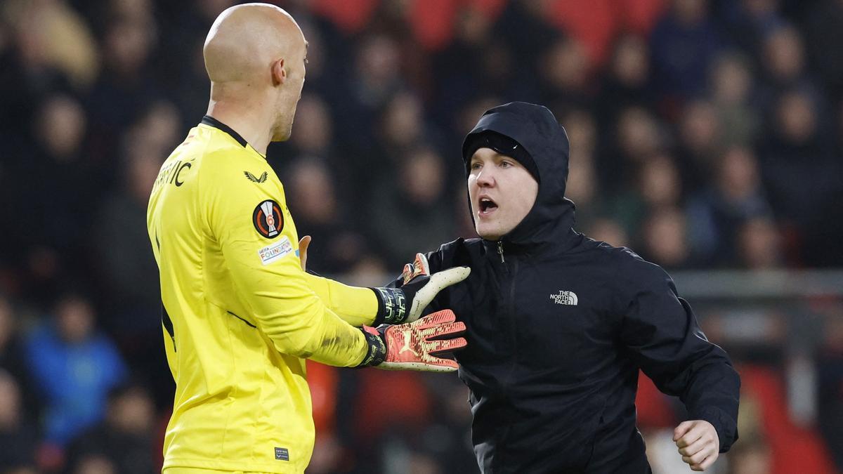 Un espectador salta al campo durante el PSV-Sevilla e intenta agredir a Dmitrovic