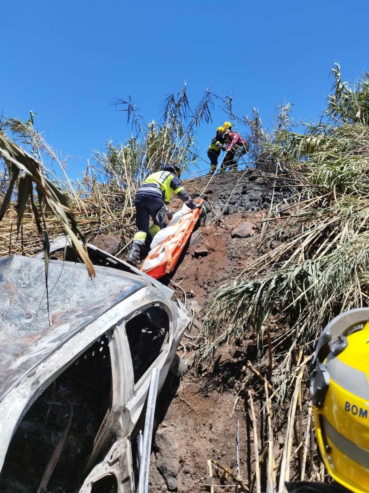 Muere un octogenario tras caer con su coche por un barranco de Gáldar