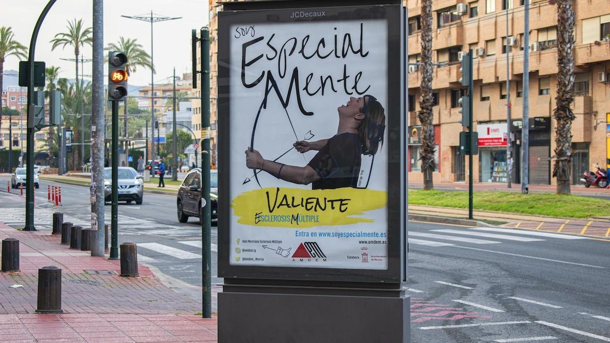 Cartel de la campaña en una calle de Murcia