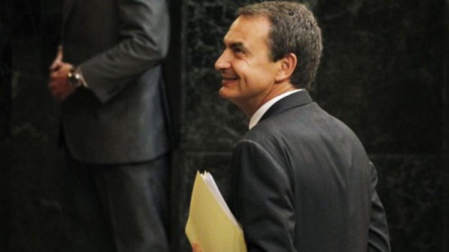 Zapatero y Rajoy "contentos" tras la votación de la reforma constitucional hoy en el Congreso