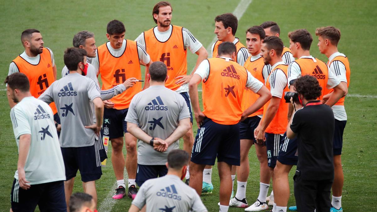 Luis Enrique da instrucciones a los jugadores de la selección durante un entrenamiento