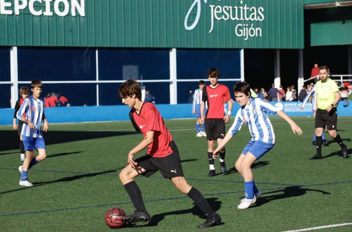 Un jugador con el balón en la final de fútbol. | Ángel González