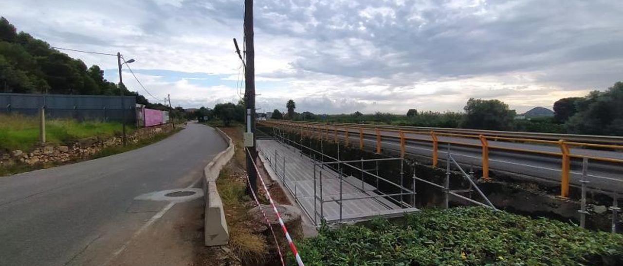 Estructura instalada en el camino de la Dula para levantar el muro de contención, ayer. | T. Á. C.