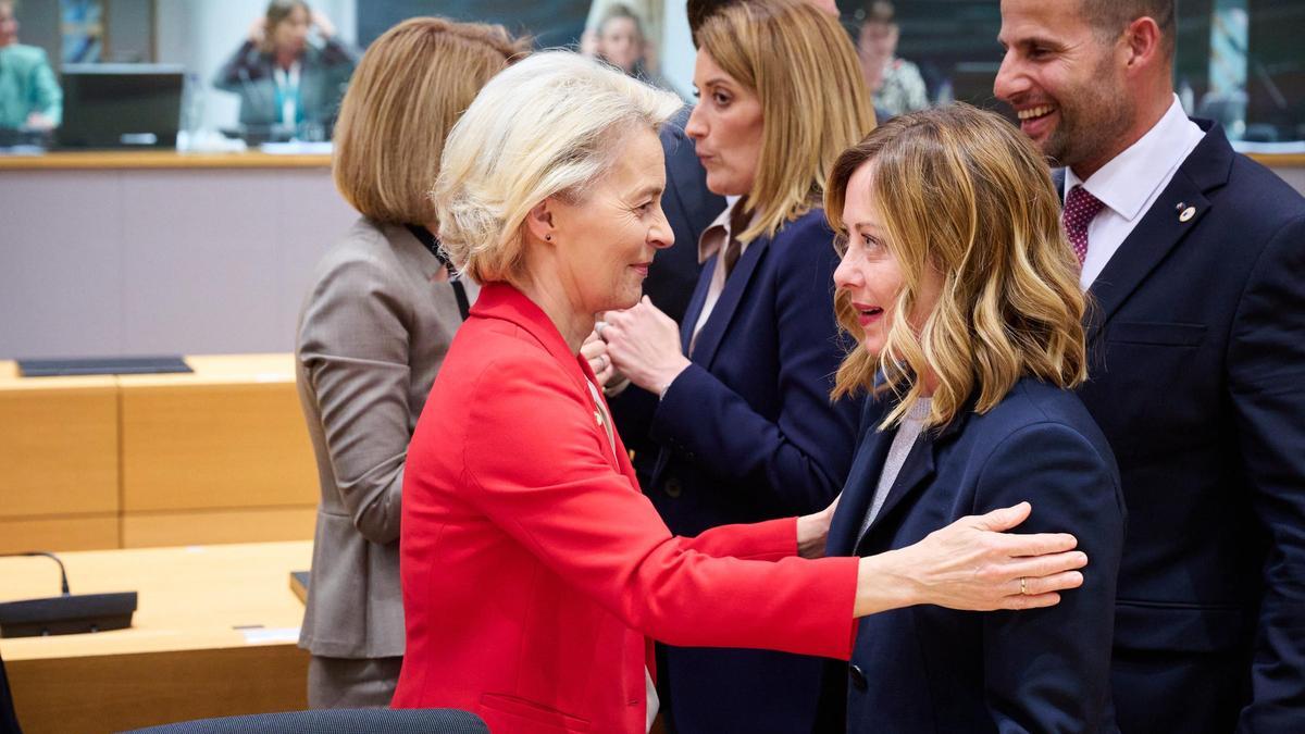 La primera ministra italiana, Giorgia Meloni, conversant amb la presidenta de la Comissió Europea, Ursula Von der Leyen, al Consell Europeu a Brussel·les.