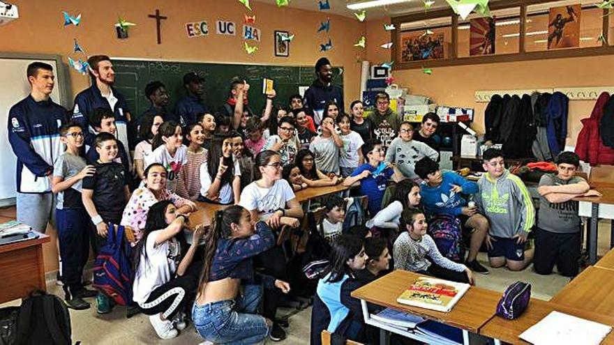 Varios jugadores del Aquimisa Queso Zamorano participarona ayer en una jornada de inmersión lingüística en el colegio Amor de Dios de Pinilla.