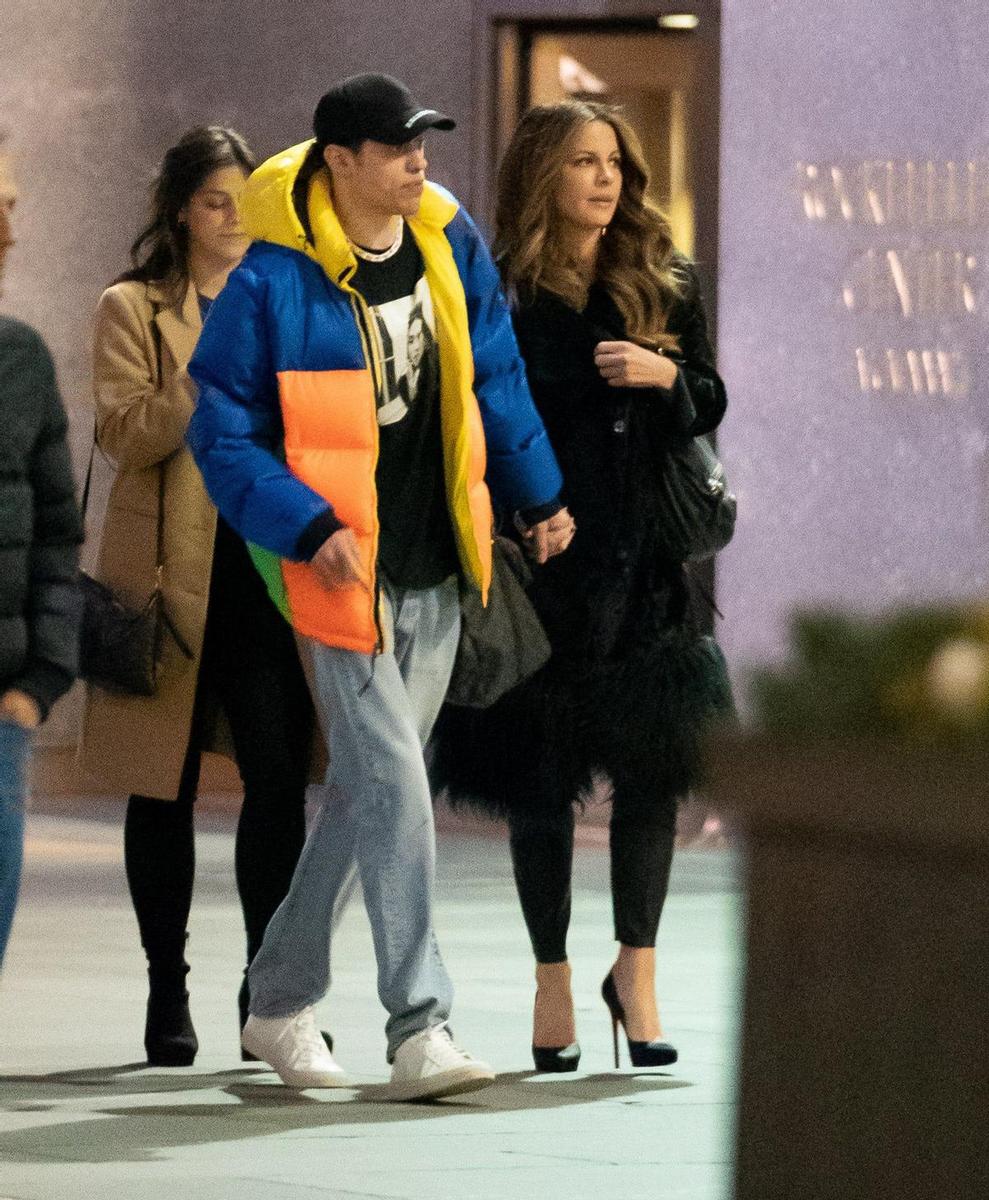 Kate Beckinsale y Pete Davidson juntos de la mano