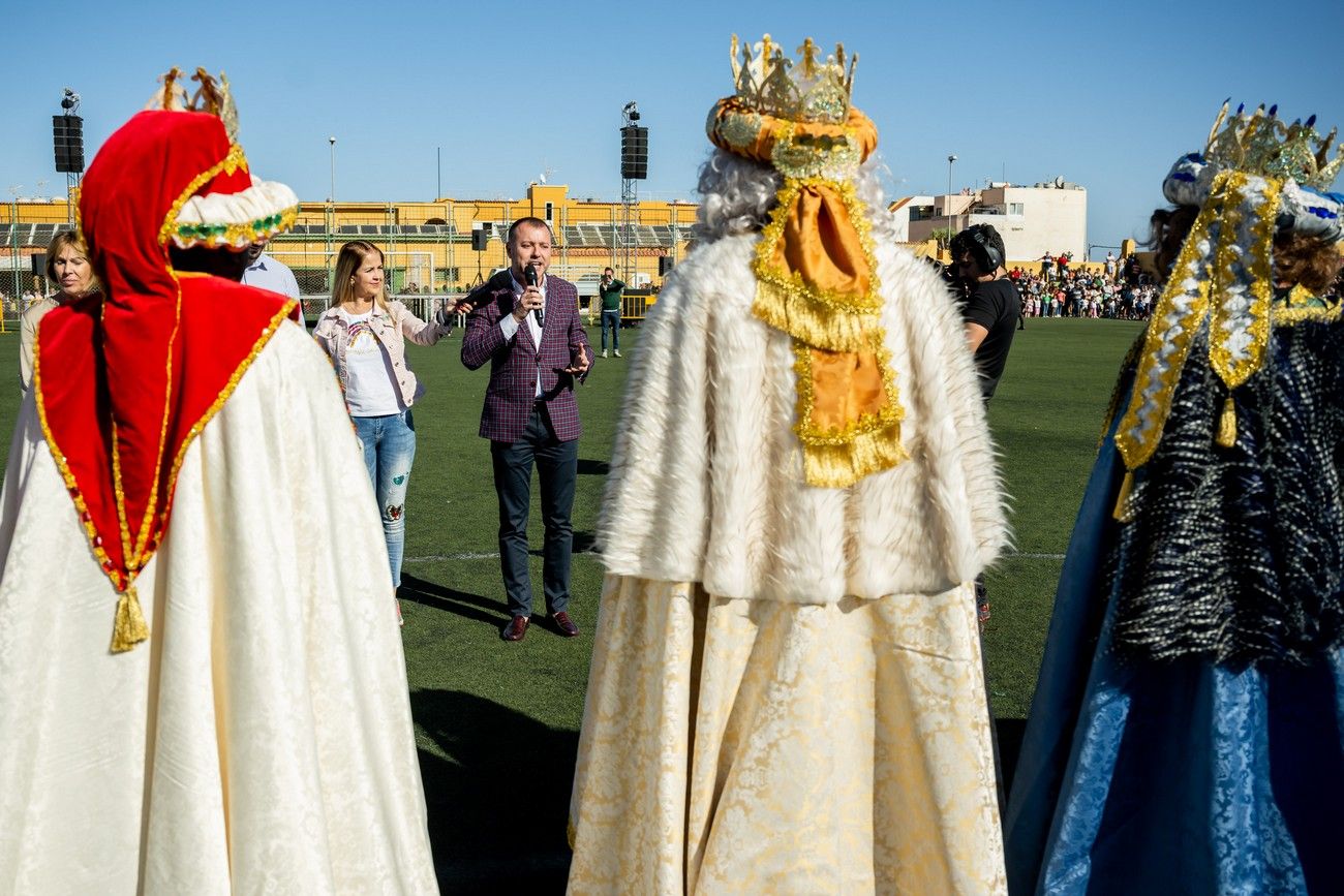 Miles de personas llenan de ilusión el Estadio de Barrial en la llegada de los Reyes Magos