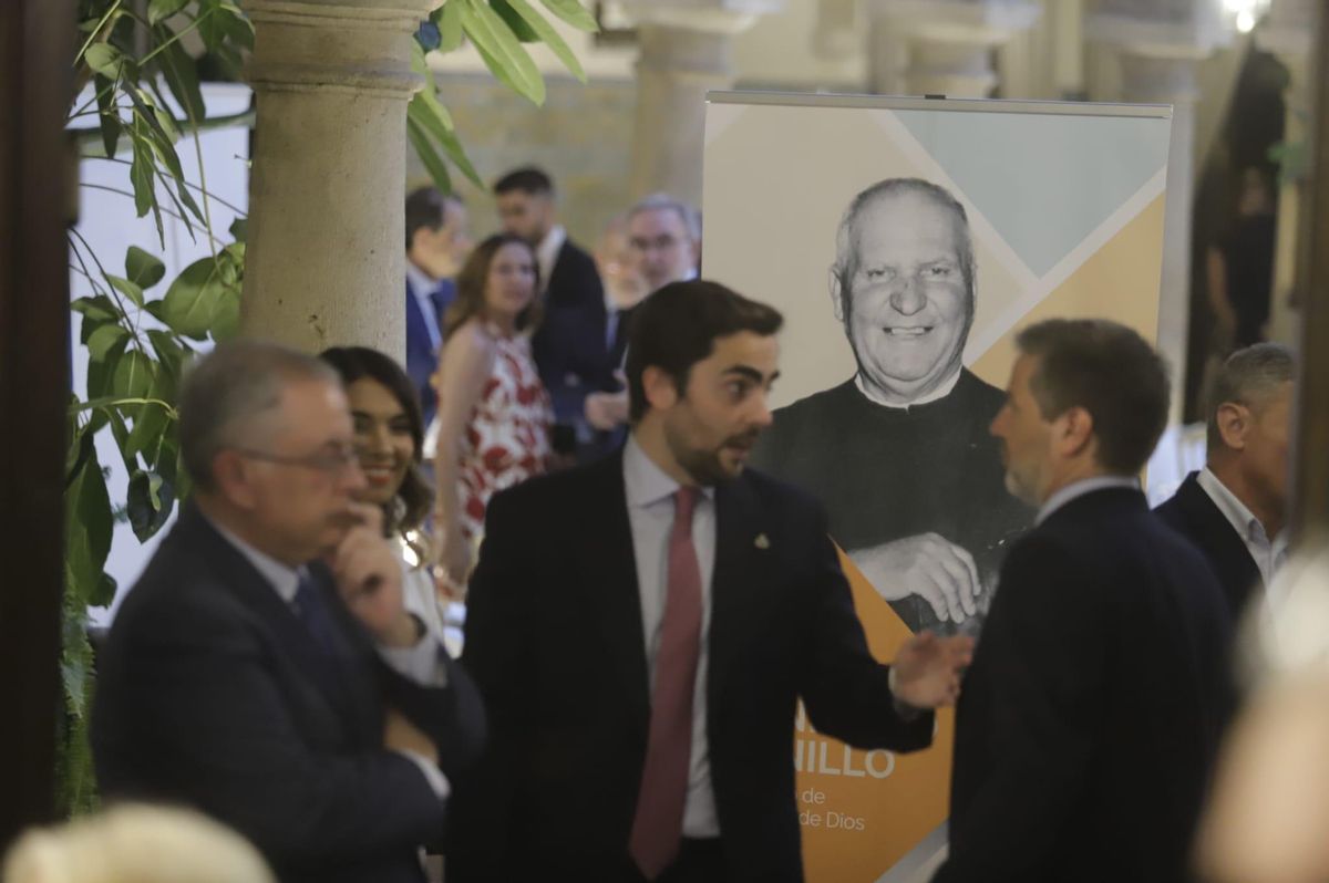 De fondo, una imagen del Hermano Bonifacio.