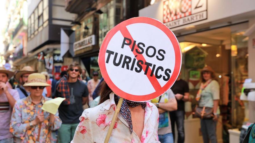 Marcha contra el alquiler turístico en pisos, en 2017, en Palma.