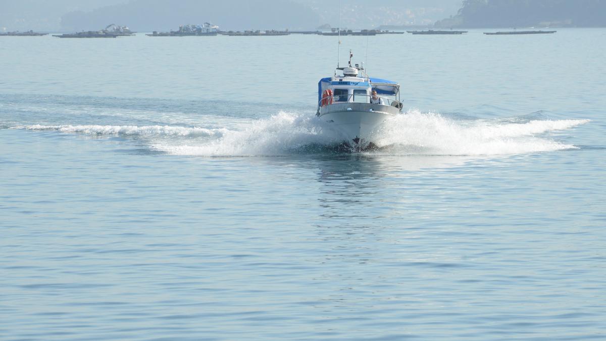 Un barco del pulpo de Bueu se acerca ayer a puerto a descargar las capturas del último día.