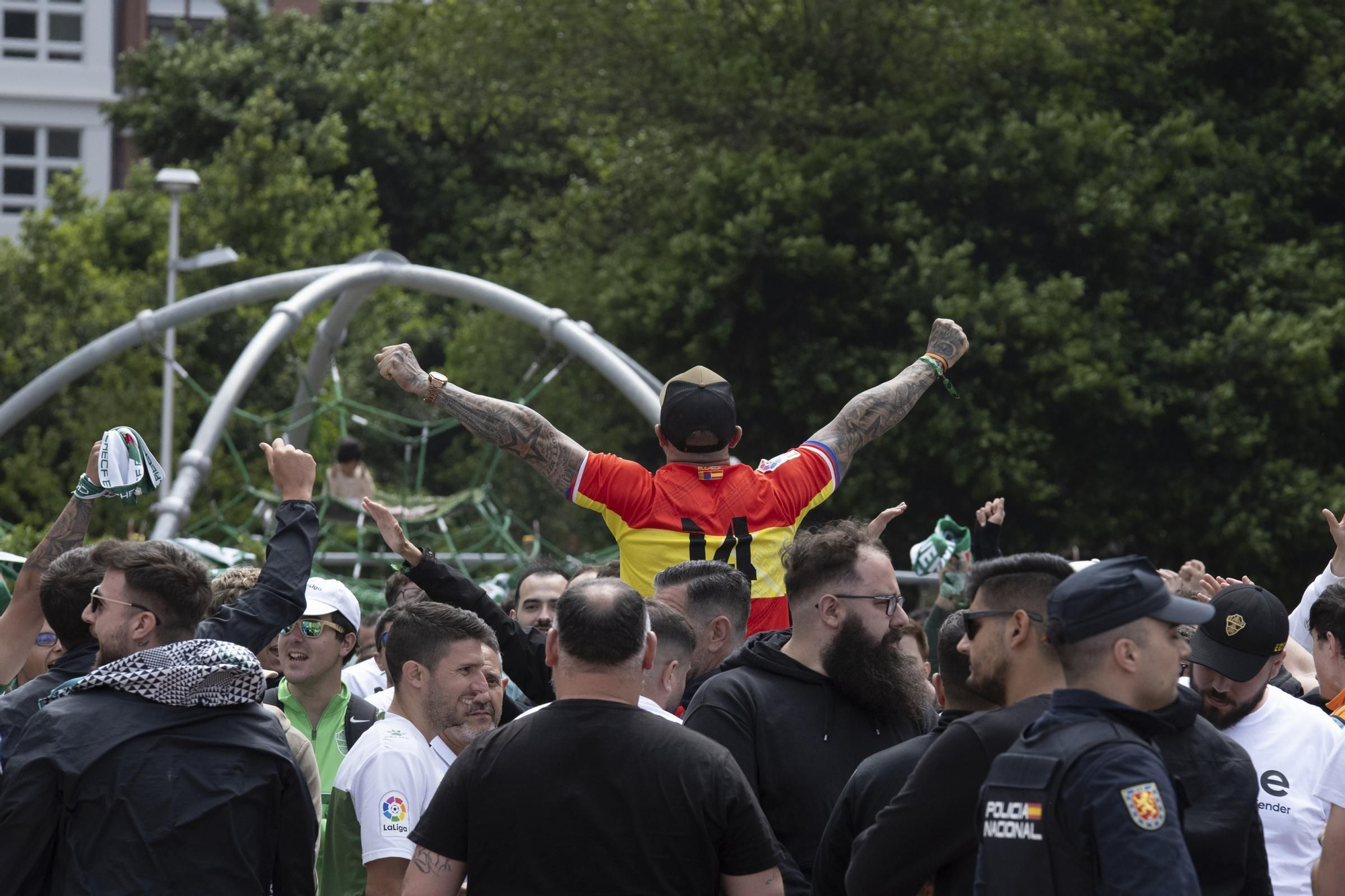 La afición ilicitana recibe al Elche CF a su llegada al estadio de Riazor
