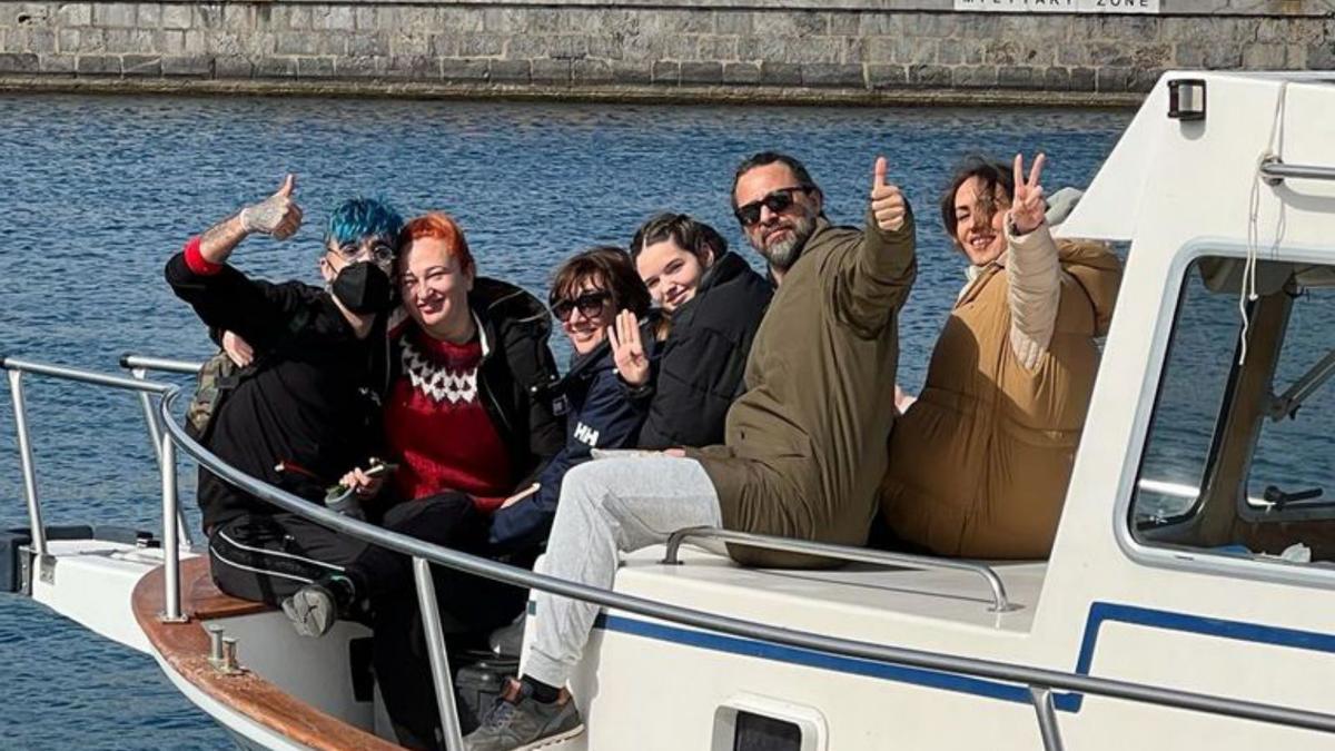 El popular actor con el resto del equipo de la película en el puerto de Sóller